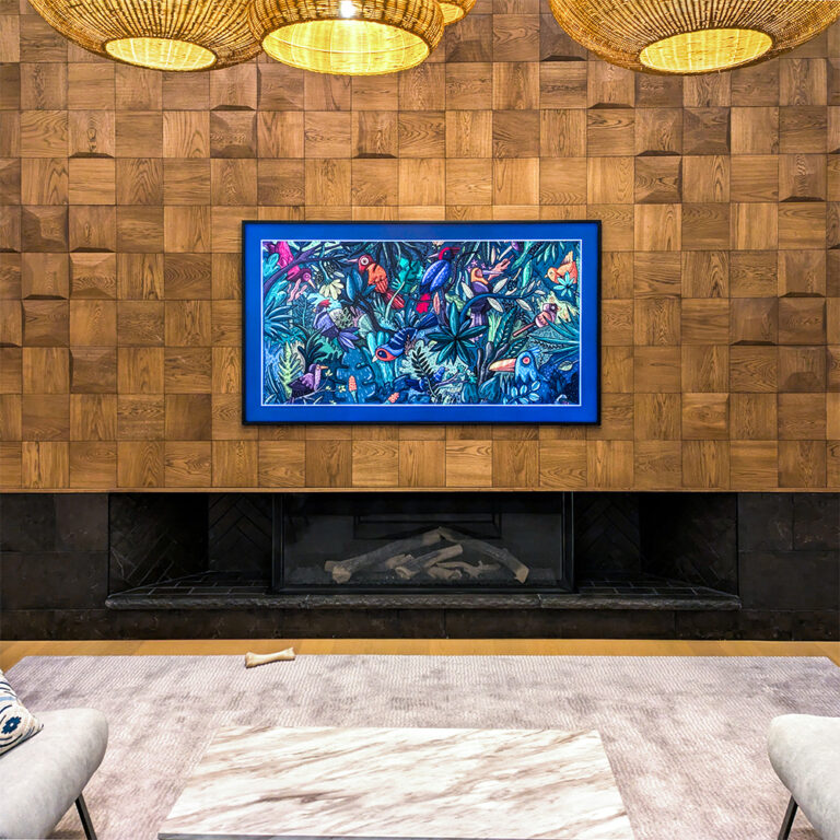 Nội thất sang trọng với chiếc TV lớn gắn trên bức tường điểm nhấn trang trí bằng tấm gỗ 3D