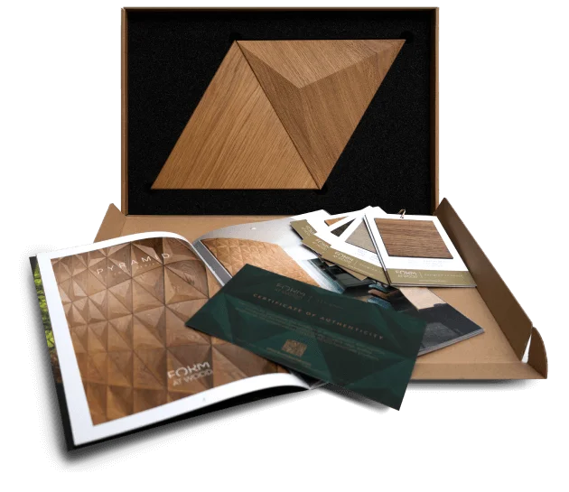 Một hộp mẫu cao cấp gồm các tấm ốp gỗ 3D hình học, danh mục sản phẩm và bảng mẫu hoàn thiện dành cho kiến trúc sư và nhà thiết kế nội thất.